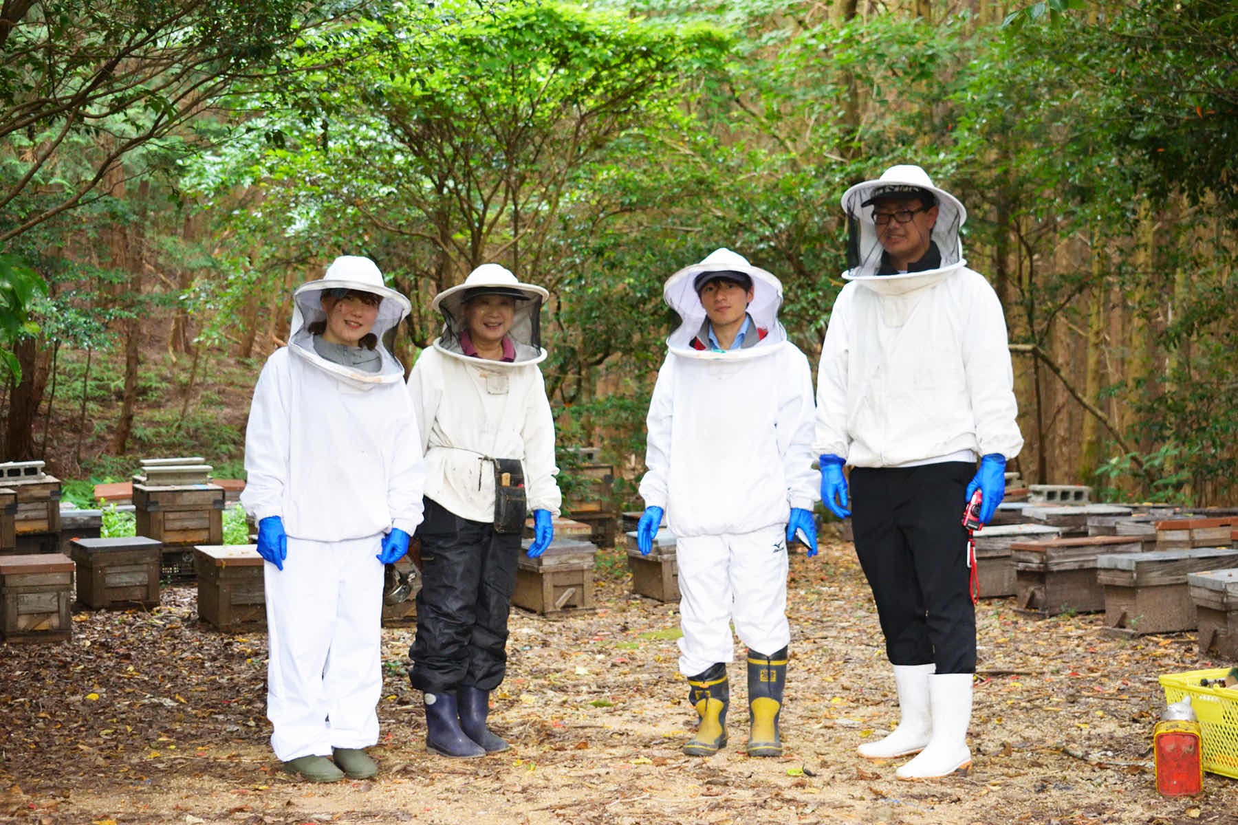 沖養蜂場にて生産者と学生たち